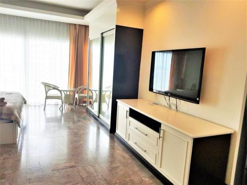 Beach Condo With Stunning Sea Views - Sleeps 2 - Tap to explore photos