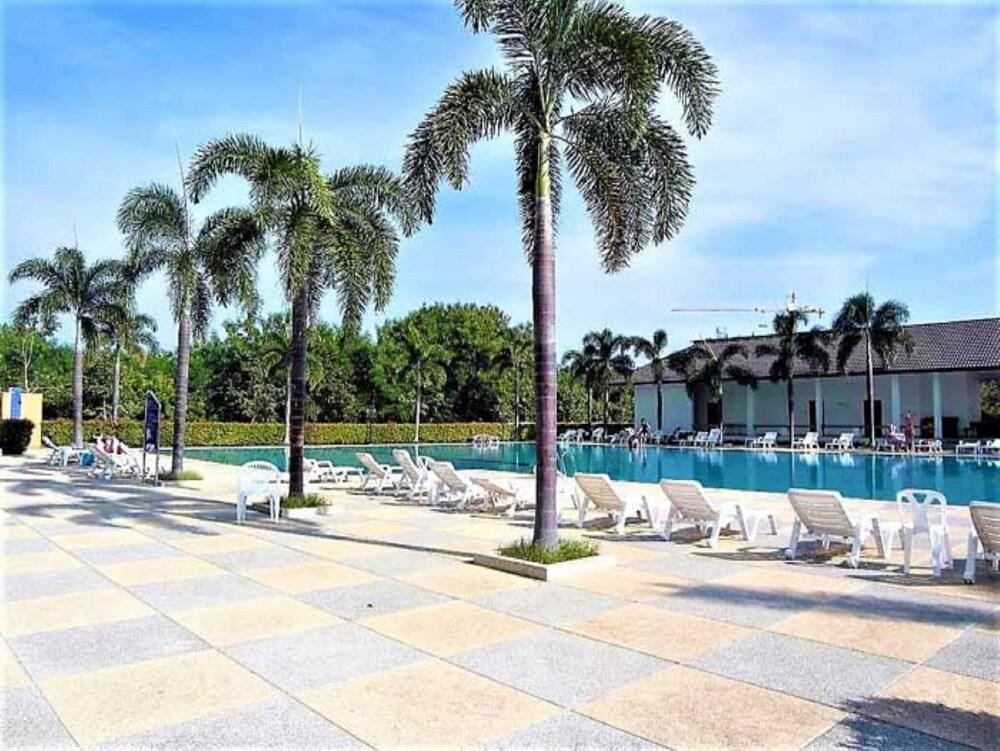 Beach Condo With Stunning Sea Views - Sleeps 2 - Tap to explore photos
