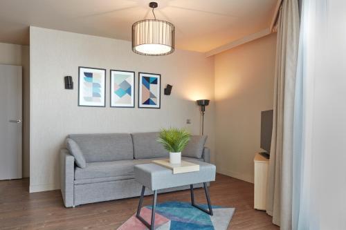 Aparthotel Adagio Paris Suresnes Longchamp Room Type - Superior One-Bedroom Apartment with Balcony (4 Adults) Aparthotel Adagio Paris Suresnes Longchamp Room Type - Superior One-Bedroom Apartment with Balcony (4 Adults)