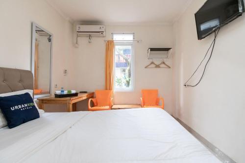 Urbanview Hotel Minongga Pondok Labu by RedDoorz - Tap to explore photos
