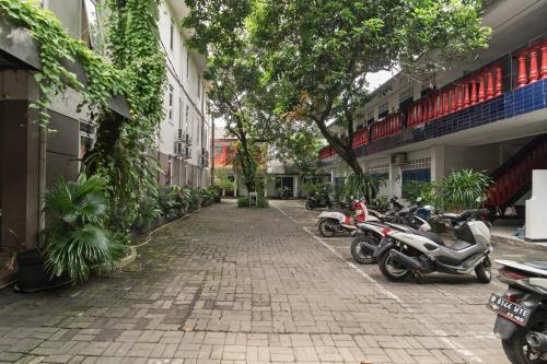 Urbanview Hotel Minongga Pondok Labu by RedDoorz - Tap to explore photos