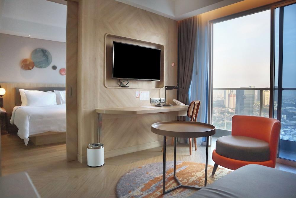 HARRIS Suites Puri Mansion Jakarta - Tap to explore photos