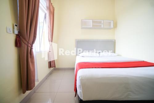 Indah Residence Syariah Mitra RedDoorz - Tap to explore photos