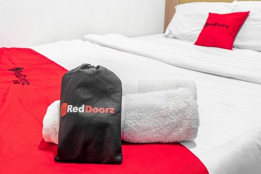 RedDoorz @ Kebon Kacang - Tap to explore photos
