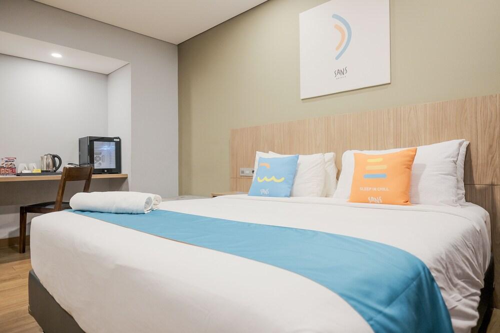 Sans Hotel Puri Indah Jakarta Room Type - Deluxe Room