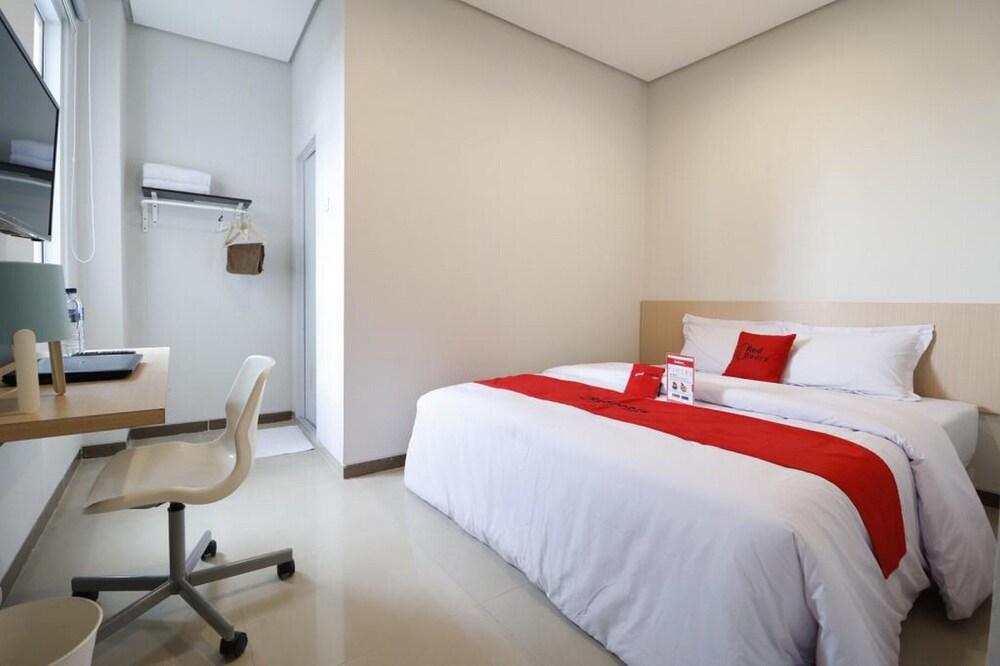 RedDoorz Plus Syariah near Mall Pondok Indah - Tap to explore photos