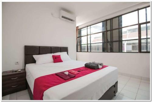 RedDoorz @ Ruko ITC Roxy Mas Room Type - Double Room