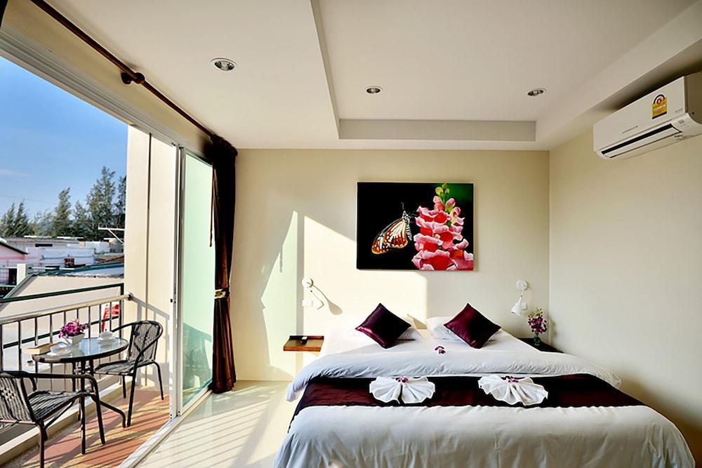 At Kamala Hotel Room Type - Deluxe Double Room