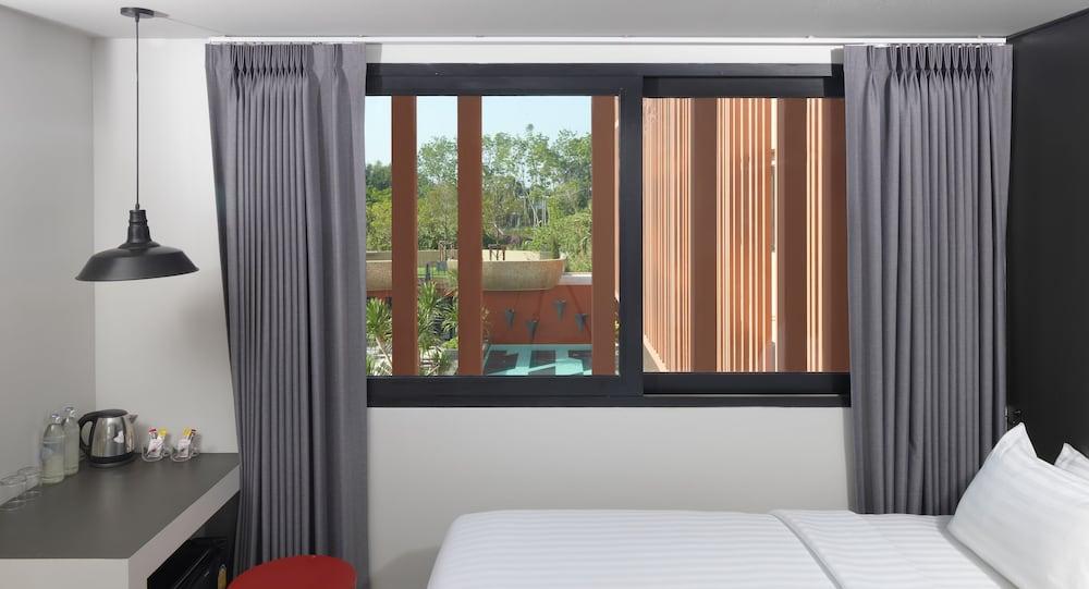 Prime Town - Posh & Port Hotel Phuket Room Type - Honeymoon Room, 1 King Bed, Non Smoking, Pool View