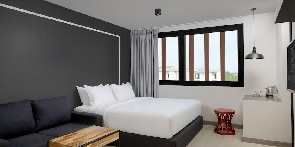 Prime Town - Posh & Port Hotel Phuket Room Type - Superior Room, 1 King Bed, Non Smoking, Pool View Prime Town - Posh & Port Hotel Phuket Room Type - Superior Room, 1 King Bed, Non Smoking, Pool View