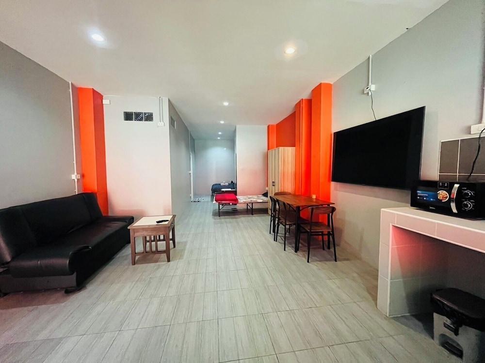 KARON STUDIO APARTMENT Room Type - Family Apartment, 1 King Bed