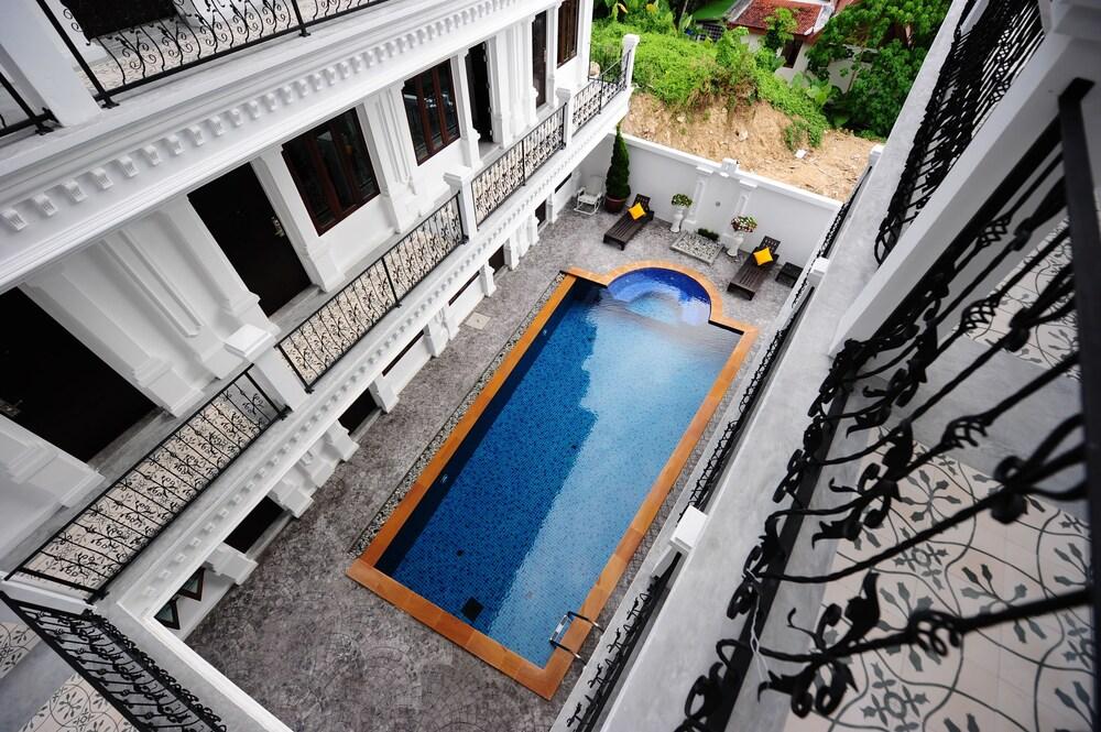 Chic Boutique Hotel - Tap to explore photos
