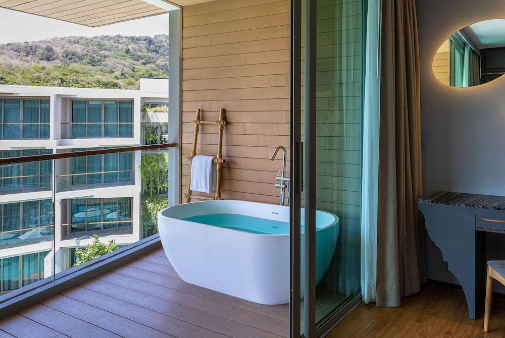 Wyndham Grand Nai Harn Beach Phuket Room Type - 1 King Bed, Deluxe Sky Bath, Non Smoking