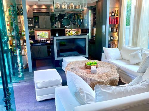 Villa on The Rocks, 4 bedrooms, Phuket - Tap to explore photos