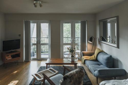 Stylish Central London Flat with Sun Terrace - Tap to explore photos