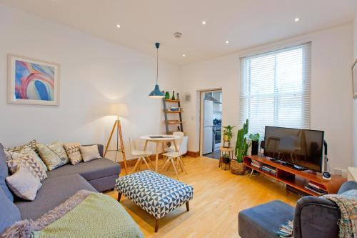 Spacious Highbury Fields 1 Bedroom apartment - parking by request - Tap to explore photos