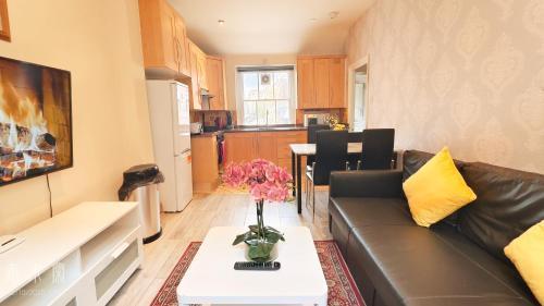 Flat 2, 6 Tauton Mews in Marylebone - Tap to explore photos