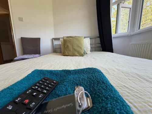 F4 Modern Double Room (Sandycroft Guest House) - Tap to explore photos
