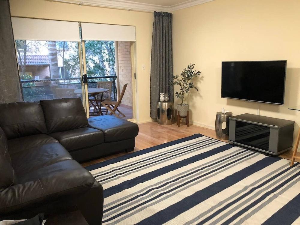 Escape to Strathfield for 8 guests - Tap to explore photos