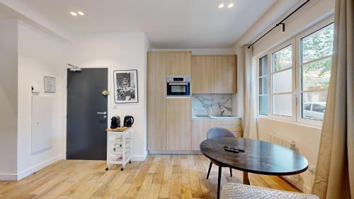 151 Suite Jean Yves - Superbe Studio à Paris - Tap to explore photos