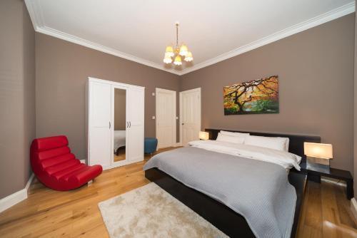 Central London Apartment - Great Location - Tap to explore photos
