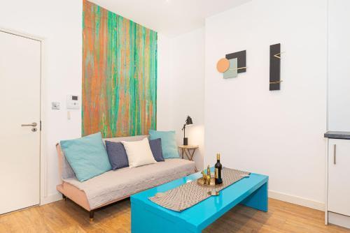 Central London Apartment - Great Location - Tap to explore photos