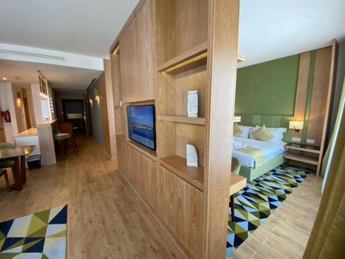 The Bentley Luxury Hotel and Suites Room Type - Junior Suite with Beach Access