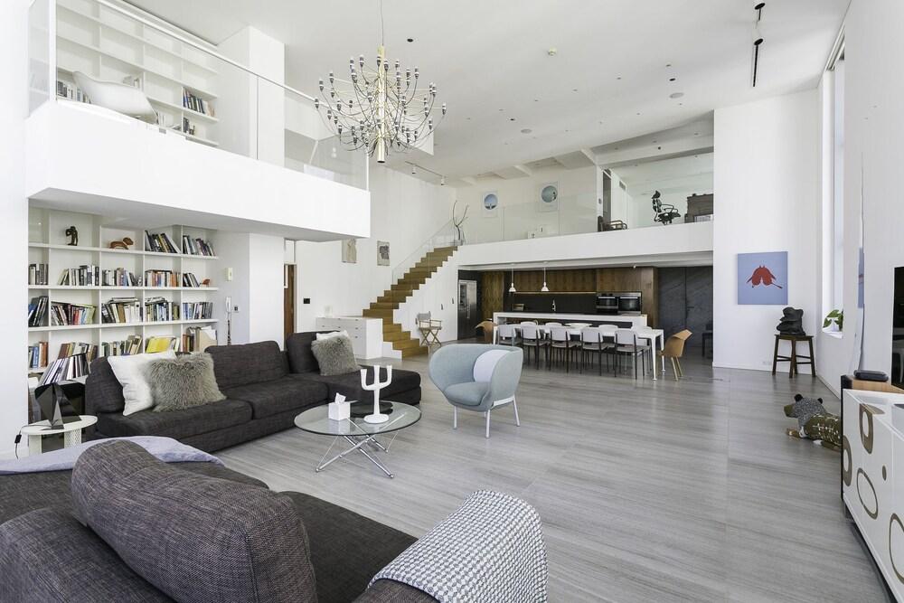 Deluxe Holiday Homes - East Heights 1 - Tap to explore photos