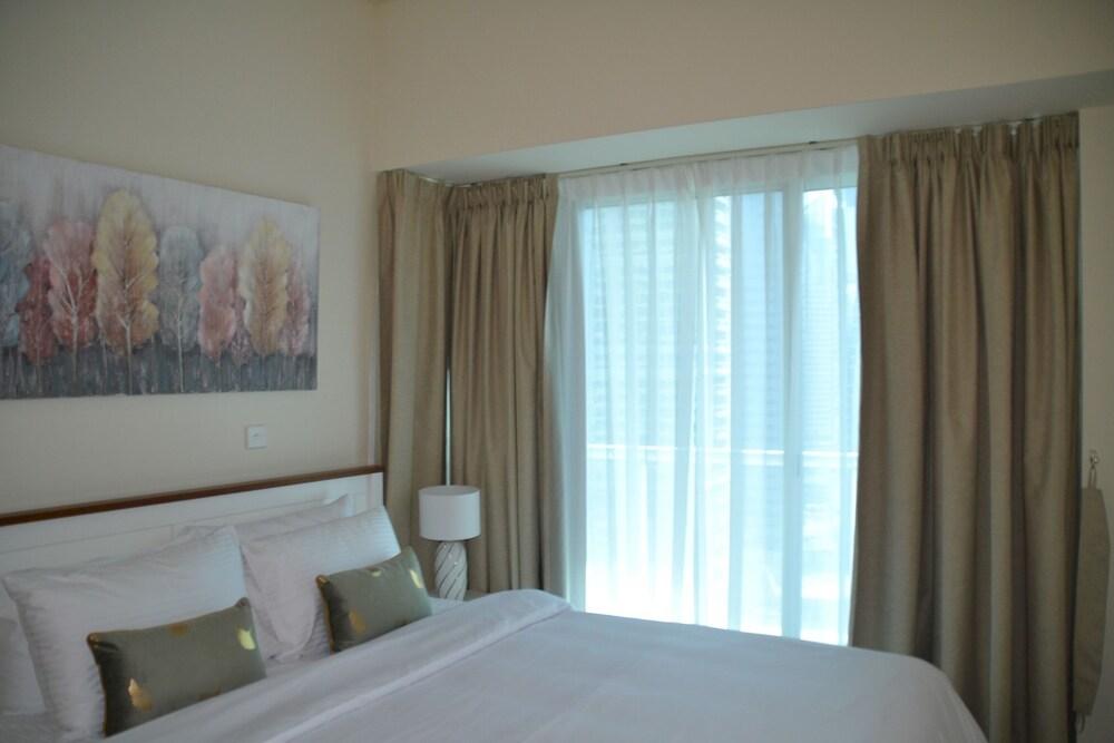 Delightful Lake View 1 Bedroom in JLT - Tap to explore photos
