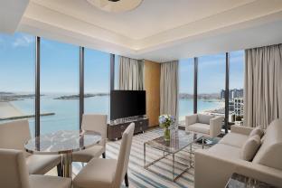 Hilton Dubai Palm Jumeirah Room Type - Two-Bedroom Suite with Sea view and Lounge Access Hilton Dubai Palm Jumeirah Room Type - Two-Bedroom Suite with Sea view and Lounge Access