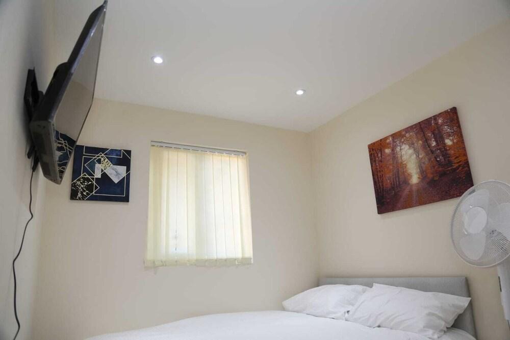 Budget 4-bedrooms In Thamesmead - Tap to explore photos