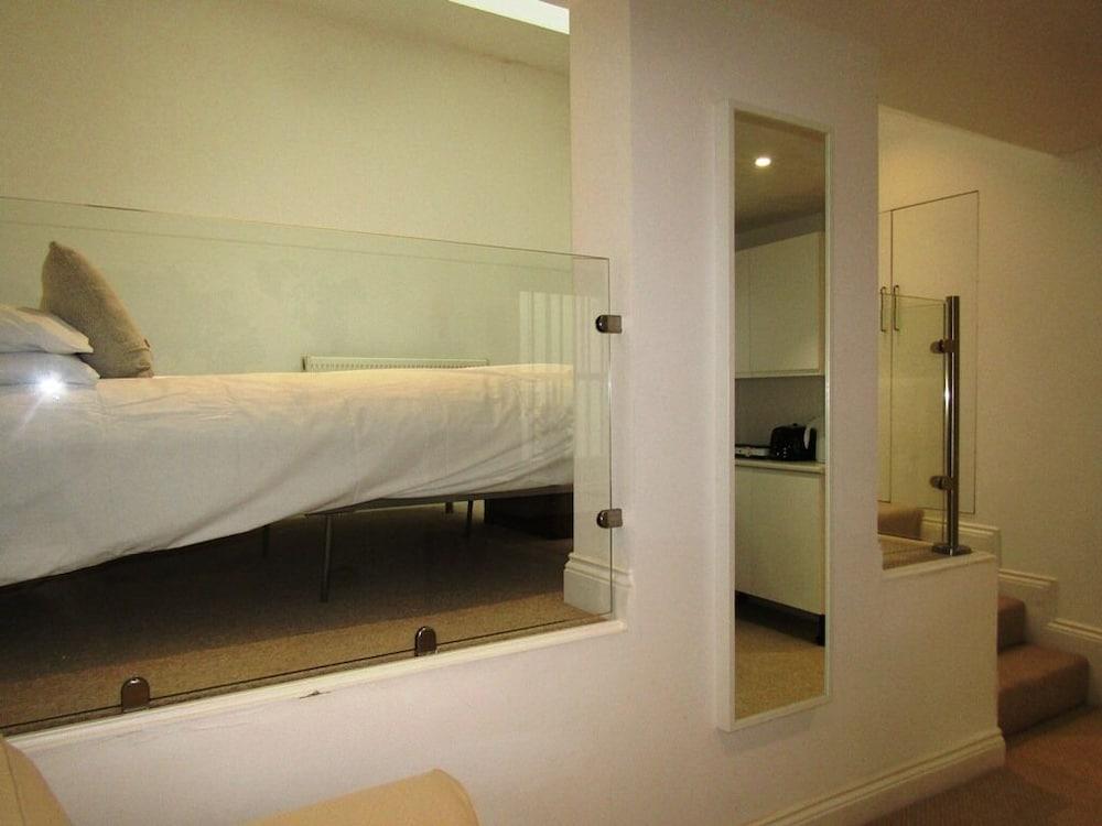 Cozy Private Double En-suite - 2 - Tap to explore photos