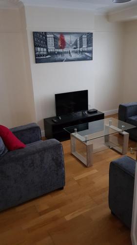 Elegant and spacious 2 bedroom - Tap to explore photos