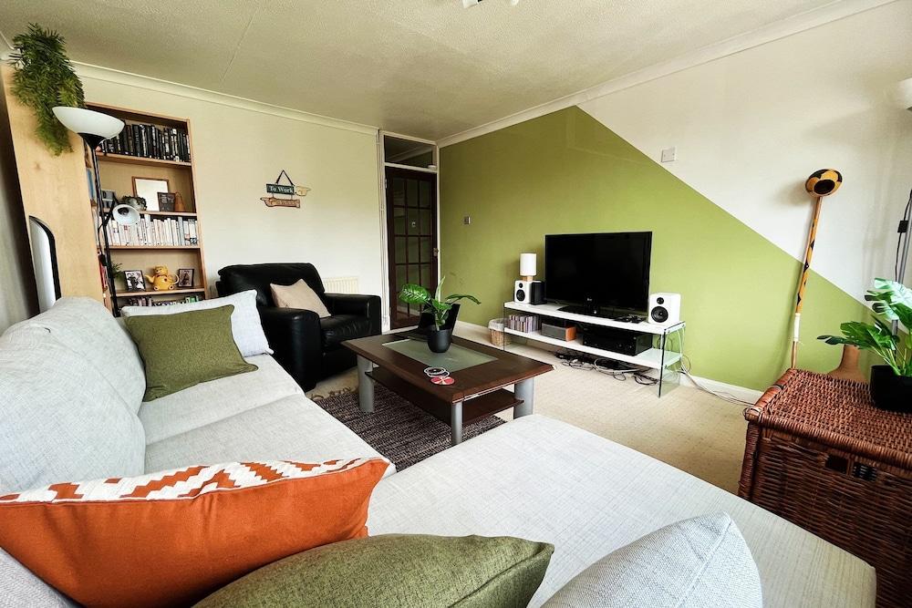 Spacious 2 Bedroom Apartment in Cricklewood - Tap to explore photos