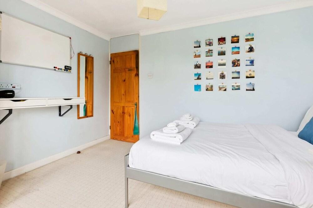 Spacious 2 Bedroom Apartment in Cricklewood - Tap to explore photos