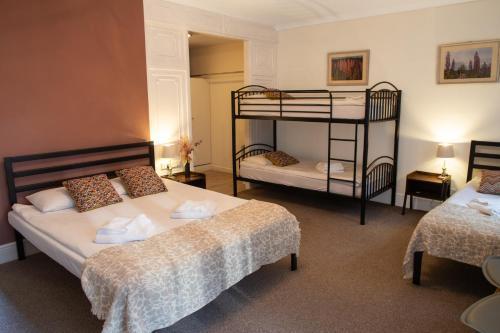 72QT Room Type - Family Room with En-Suite Bathroom (5 Adults)
