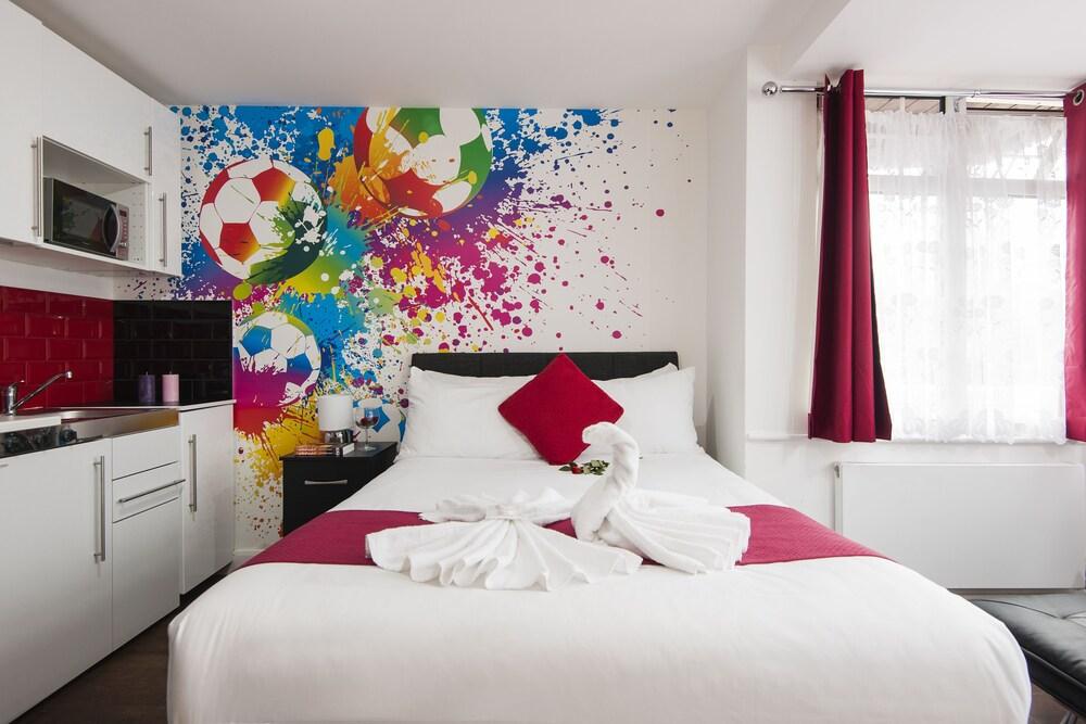 Wembley Park Hotel Room Type - Deluxe Triple Room, Multiple Beds