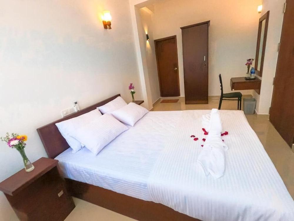 THE DEN 23 Room Type - Economy Double Room