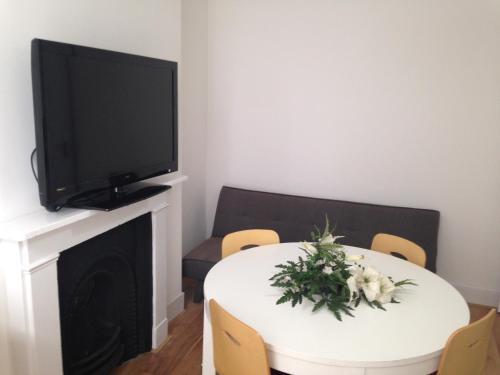 Arsenal 123 close to Emirates stadium direct Eurostar Heathrow-3 apartments here - Tap to explore photos