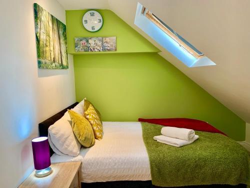 1 Bedroom Apartment, Reception ,Kitchenette, Private Bathroom