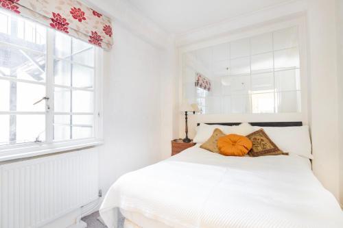 Executive Knightsbridge Apartment - Tap to explore photos