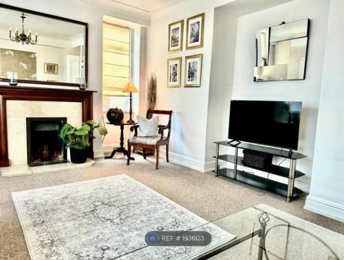 Executive Knightsbridge Apartment - Tap to explore photos