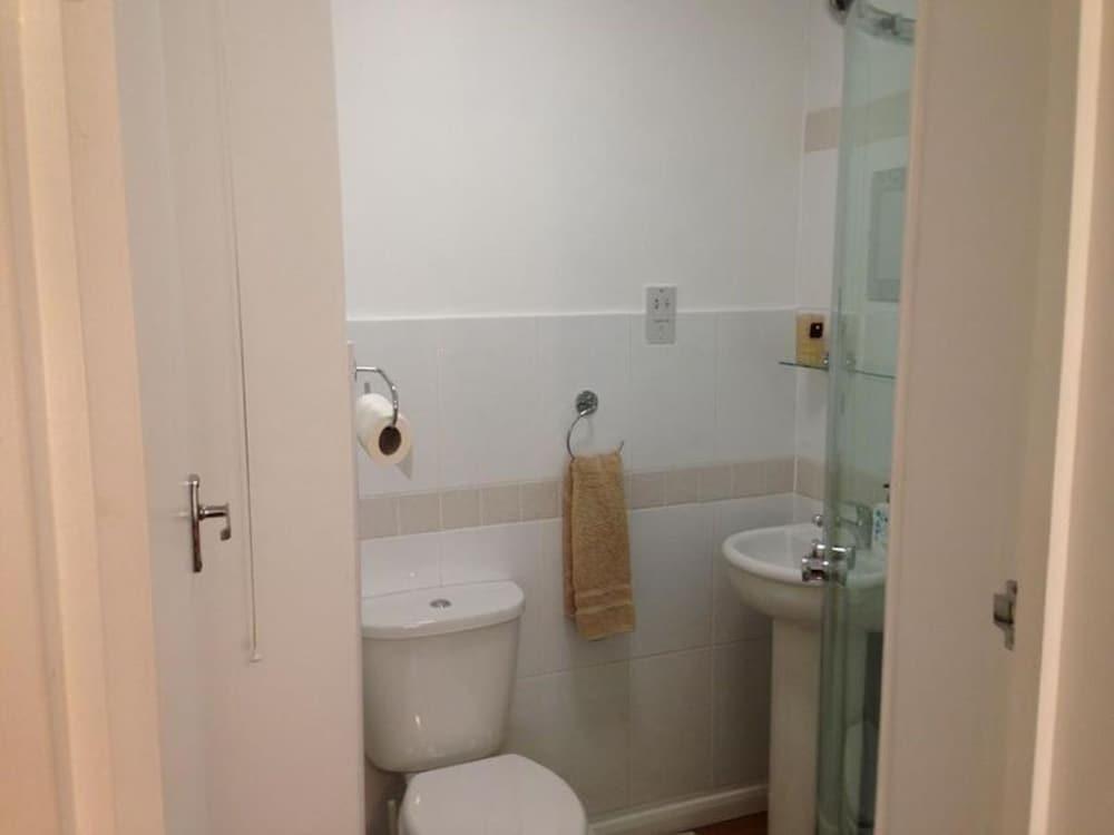 Room in Guest Room - Comfortable Family Room With Tv, Free Fast Wifi, Sleeps 3 - Tap to explore photos