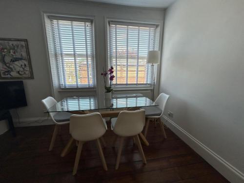 West Kensington 2Bed Flat - Tap to explore photos