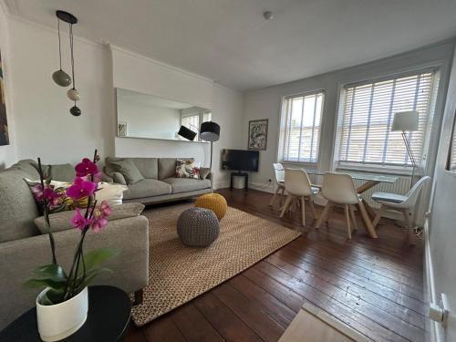 West Kensington 2Bed Flat - Tap to explore photos