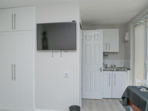 Stayzo Crofton Park - Central London Studio - Tap to explore photos