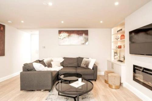 Niru Experience Jewel of Ifield Road 2BD 2BA - Tap to explore photos
