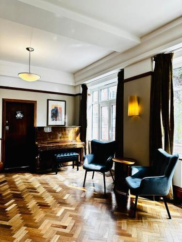 Vincent House London Residence - Tap to explore photos