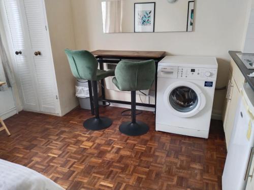 Bright & Modern Studio flat in Paddington - Zone 1 - Tap to explore photos
