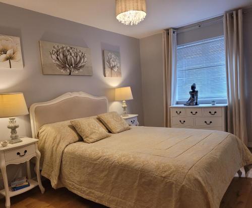 Three Bedroom Apartment by Beautiful Park